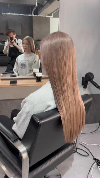 ロング カラー ミルクティーカラー グレージュ　高山慧輔のヘアスタイル