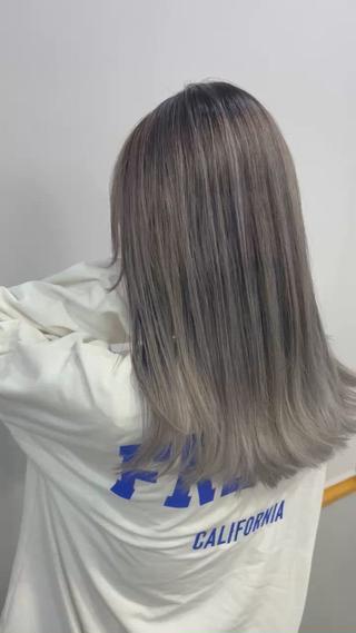 セミロング カラー ミルクティーカラー グレージュ　高山慧輔のヘアスタイル