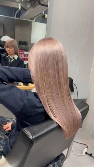 ロング ミルクティーカラー グレージュ　高山慧輔のヘアスタイル