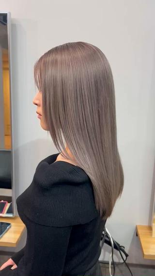 ミディアム ミルクティーカラー グレージュ　高山慧輔のヘアスタイル