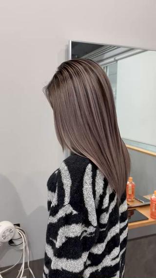 カラー ミルクティーカラー グレージュ　高山慧輔のヘアスタイル