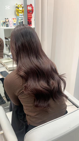 ボルドー系の赤みのあるカラーも人気です︎︎️ 