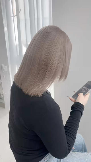 今回のモデルさんは､リタッチブリーチ＋フルカラーで
柔らかいホワイトベージュに仕上げました
光に透けるような透明感と、ふわっと揺れる質感がかわいい…

現在、
リタッチブリーチ＋フルカラー
フルブリーチ＋フルカラー
を 4000円 でモデル募集しています

うる艶3ステップトリートメント付き で
仕上がりの可愛さと質感までしっかりつくります️

気になる方はご予約お待ちしております！！ 