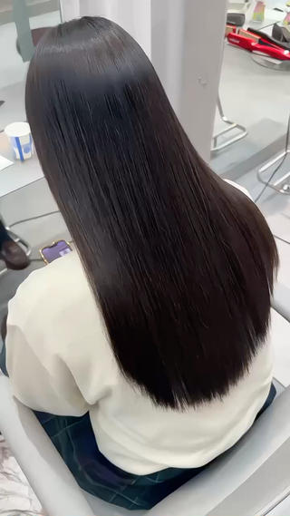 今回のモデルさんは根元から毛先までつるんっと綺麗なストレートに仕上げました
仕上げには うる艶3ステップトリートメントでさらさら・つやつやの髪になって、思わず触ってしまうくらいの質感に…

縮毛矯正モデルさんを2000円で募集中です
✧ うる艶3ステップTRつき
✧ ダメージや広がりが気になる方おすすめ
✧ 朝のスタイリングを楽にしたい方にもぴったり

一人ひとりのお悩みに合わせて優しく丁寧に施術させていただきます
気になる方はぜひお気軽にご連絡ください 