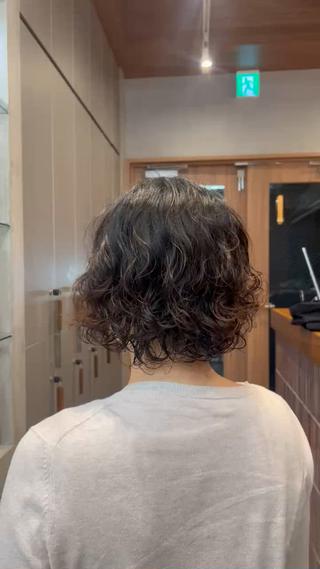 【くしゃっと大人パーマ】
ラフなのに、ちゃんと大人っぽく
無造作な質感とナチュラルな動きが、こなれた雰囲気を演出。
また根元からふんわり立ち上がるカールで、顔まわりに柔らかさと抜け感をプラスしてくれます
甘すぎず、でも女性らしさはしっかりキープ。
朝のスタイリングも簡単で、ワックスをもみこむだけで完成。
カジュアルにもキレイめにもハマる、“ラフに仕込む大人の余裕”をまとったパーマスタイルです。

スタイリングの方法など分からないことございましたらお気軽に御相談下さい
ご予約お待ちしております
 