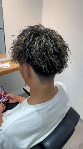 ツイスパハイライトメッシュ
ハイライトメッシュにパーマで動きを出し誰でもかっこよく決まります 