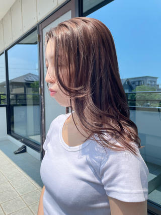 レイヤーを入れた動きのあるスタイル
カラーはブラウン味をたっぷりいれた柔らかな色味です 