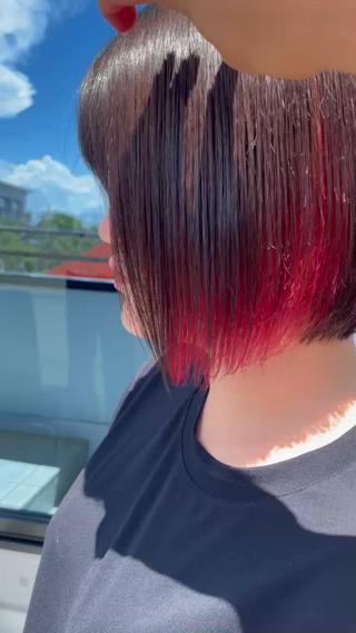 インナーカラーレッドに前下がりボブ 
