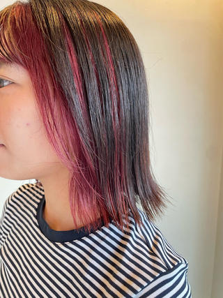 フェイスフレーミングカラー
ワンブリーチにボルドーのカラーを入れて仕上げてます♪ 