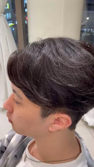 曲がる縮毛矯正でピンピンにならず自然なセンターパートに 