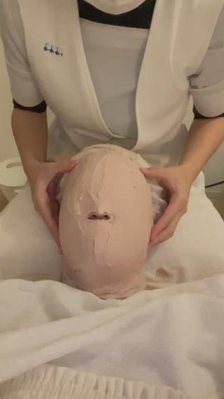 石膏マスクを外す瞬間です 