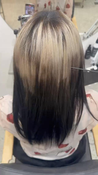 アイロンでしっかり熱処理をしてあげることで、ハイダメージ毛でもこのようなツヤを出すことが出来ます
また、1~2ヶ月効果が持続するので、ツヤツヤの髪でこの暑い夏の湿気から逃げ切りましょう 