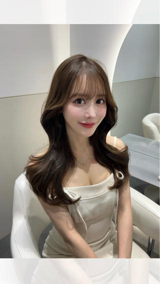 レイヤーカットでくびれヘア
明るめグレージュ夏にぴったりです♡ 