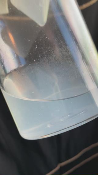 透明な水素水が…
吸引後、こんな状態に

プカプカ浮いてるのは
余分な角質、皮脂、毛穴の汚れ、垢などです 