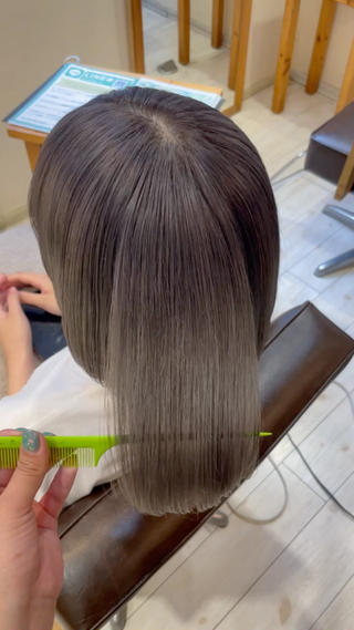 ブリーチ毛のお客様でしたがこんなに綺麗になります
カラーと一緒にトリートメントをする事をオススメします!!