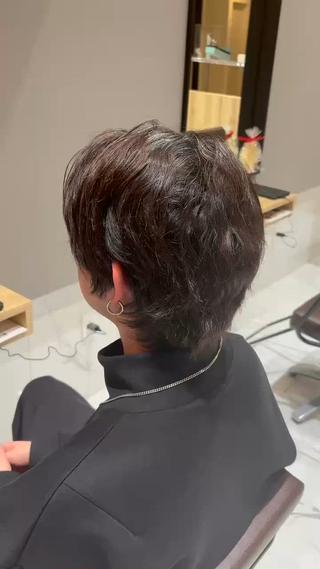 全体染めで根元から色味を整えました。
気になりやすい部分も自然になじむ、
深みのある暗めレッドで派手すぎないおしゃれな仕上がりに 