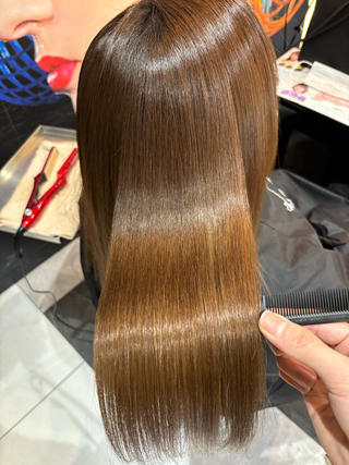 自分史上最高のトリートメントで艶々な髪の毛へ！梅雨の湿気で広がりが気になるけど、ストレートをあてるほどでもないし髪の毛のダメージが気になる…そんな方は是非！お試しください♫ 