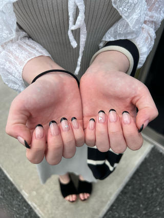 ベースに肌馴染みの良いベージュカラーを...♡
ちょこっと載せパーツもさりげなく
可愛い大人フレンチネイルです︎