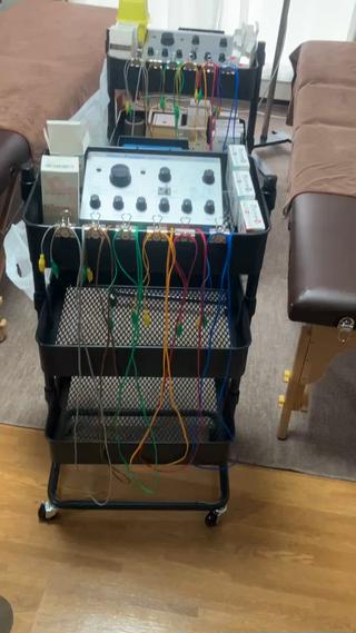 美容鍼に使用するオームパルサーという機械になります。

鍼に電極クリップを付けることによって、顔の筋肉を動かすことが可能になります。 