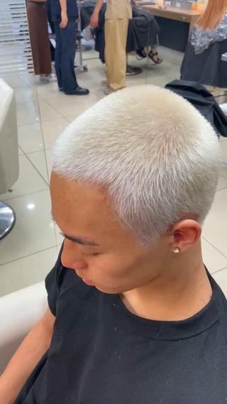 神・ホワイトカラー

黒髪からホワイトカラーで周りと違うオーラで
周りと差がつく

暑い季節でも爽やかに感じるcool boyです！ 