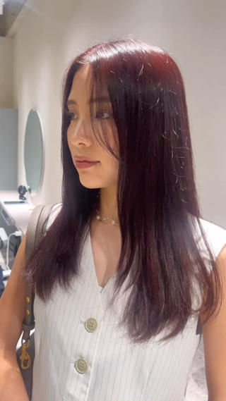 ダークトーン　ワインレッド
黒染め履歴、今のベースが暗い方はブリーチなしダブルカラーがおすすめです！
ブリーチほど明るくなくても赤くできますのでダメージ最小限に抑えながら施術致します 