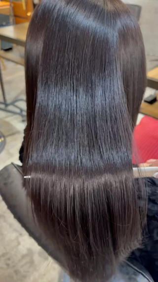 【 METEO COLOR 】

重たい印象になりたくないけど、今の髪色がちょっと
明るく感じる方に！グレー系のカラーをベースに、赤みを打ち消す寒色系カラーで夏でも艶やかな暗髪に️ 