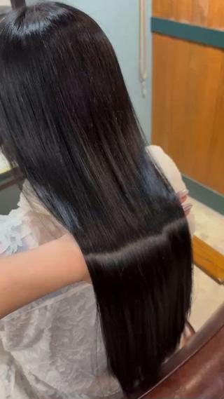 ︎オススメ︎ 髪質改善METEOカラー

細く絡まりやすい湿気で広がる髪の毛もうるうる艶々！
暗めのブルーグレーで重たくなりすぎないカラーに♪ 