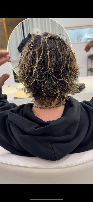 今流行りのサーフカールです

横はツーブロックが入り、後ろは襟足を少し残して、清潔感が出て頭も小さく見えるようにカットしてあります！
パーマも色々なパーマの巻き方で工夫して、スタイリング楽にかっこよくなるように巻いてあります！ 