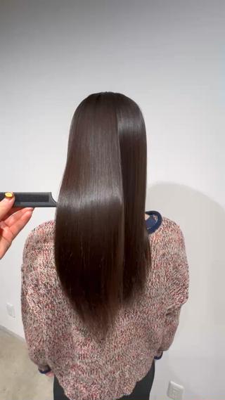 梅雨に向けて早めの対策がおすすめです
湿気を吸って髪が膨潤し癖や広がりが気になる方は是非縮毛矯正してみませんか？ 