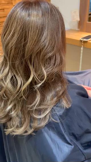 バレイヤージュcolor
全体ブリーチでわないので痛みを和らげ透明感もたっぷりだせます^ ^ 