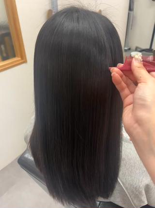 高校生のお客様
髪質改善ストレートで髪の毛をおろして過ごせます♪
自転車に乗って風であおられても大丈夫 