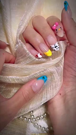 練習中のネイルだけど、これって本当に練習…？ってくらい可愛く仕上がった！
カラーやパーツも相談可能◎ 