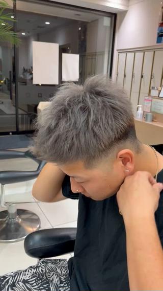 パーマ、ハイライト履歴からの2回ブリーチオンカラー
色落ち長く楽しめるように暗めシルバー‪ 