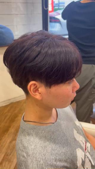 韓国風のマッシュにカットし
派手すぎないレッドのカラーで染めました！

人生初カラーでしたが とても喜んで頂けました！
※元は黒髪から1回のカラーでここまで色味が出てくれます 