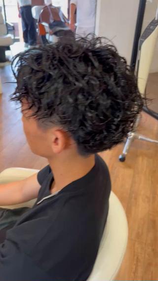 今流行りのメンズパーマ！
女性にも人気になりつつあります！

男女共にパーマをかけると
朝の準備時間の短縮になります
お悩みがある方是非一緒に解決しましょう！
 