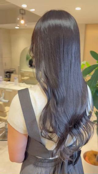 グレージュカラーで透明感たっぷりの髪に◎
艶のある後ろ姿で上品な雰囲気に 