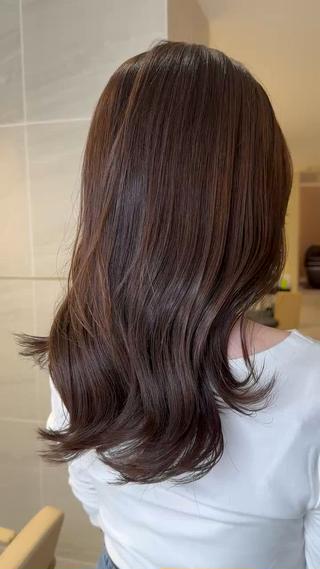 暗すぎないラベンダーカラー◎
艶たっぷりの後ろ姿に。
レイヤーカットとの相性抜群！！！ 