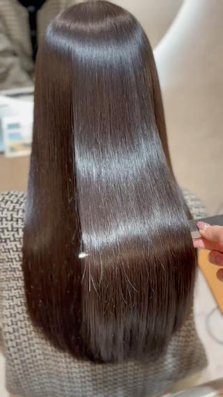 酸性縮毛矯正で、くせ毛の方でもナチュラルストレート

乾かしただけで、まとまりのあるヘアスタイルになるので、お家でのお手入れも簡単です♪ 