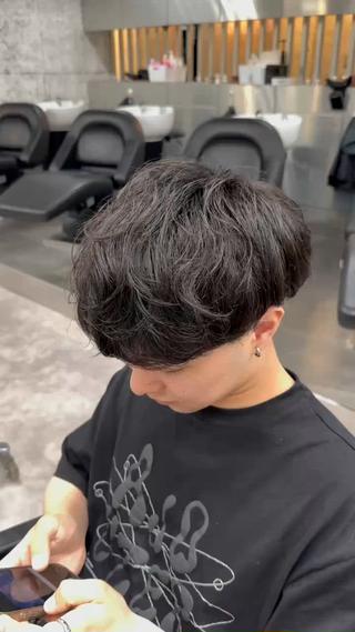 ゆるめのシャドウで軽く動くゆるふわを〇


ナチュラルなマッシュから少し動きをつけた艶のある質感に


【カット＋シャドウパーマ】

スタイリストにカットして頂けます〇

byfifthでお待ちしております！

＃原宿＃シャドウパーマ＃fifth＃プードルパーマ＃ニュアンスパーマ＃スパイラルパーマ＃ツイストスパイラルパーマ 