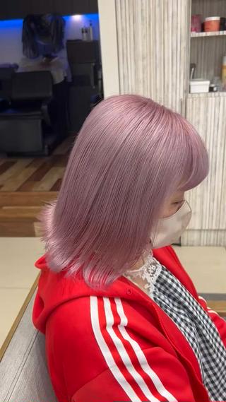 前回から白髪活かしを続けており2回目のブリーチをされたお客様になります！！
ペールピンクでくすんだピンクに
白髪があっても可愛くオシャレも可能です

:
:
白髪があるほど美しく
宮城県仙台市で他とひと味もふた味も違った白髪手術、脱白髪染めを体感してみては？？
:
:
宮城県初のGBGオンラインサロン生
全国の#脱白髪染めハイライト を学ぶ美容師様方と日々白髪に悩むお客様のお悩みを解決する追求をしております
:
#白髪 にお悩みのお客様、千葉オリジナルの#脱白髪染めハイライト #脱白髪染め 技術で是非貴方のカラーのライフスタイルをお任せ頂けませんか？骨格や毛流れ、根元の白髪のパーセンテージに合わせた技術で白髪が気になる周期を遅らせ、少しでも白髪にストレスのないヘアカラーにし、-5歳～20歳に見える若々しいヘアカラーを御提供致します。
:
:
【脱白髪染めハイライト/白髪手術に関しまして】
約2~4時間を目安にお考え下さい！
#ハイライト のベース作りを1番こだわっておりますので、デザインなどその都度ご相談頂ければ幸いです。
:
:
千葉オリジナル選定や当店自慢のケア剤でダメージを残さず彩やかな色を引き出します！
お仕事上明るく出来ない方も大歓迎です！
:
:
料金価格
・『千葉限定』脱白髪染めハイライト×3STEPトリートメント
【新規¥13500～】ロング料金無し
【再来¥16950～】ロング料金無し
高価格な理由は確かな自信のある技術とお客様の髪を痛ませない当店自慢のケア処理剤を使用させて頂いてるためロング料金以外のオプション無しでこの価格とさせて頂いております
:
当日の髪質やご要望により金額が左右することがありますので一度DMにて御相談くださいm(_ _)m
:
:
他店でのお直しや、難しそうだなと思うカラーも是非一度ご相談くださいm(_ _)m
必ず解決してみせます！！！
:
:
予約の仕方、メニューの御相談、スタイル、デザインの御相談はDMにてお伝えください
気に入って頂けたデザインは保存してカウンセリングの際にお見せ下さい！
無料駐車場200台、託児所もございますので
ママさん初め、ご家族の方も安心してお越し頂けます
:
場所
:
PROGRESSフレスポ富沢店
〒982-0033 宮城県仙台市太白区富田京ノ北５４－１
TEL022-304-0733
:
PROGRESS長町南店
宮城県仙台市太白区長町南3-3-7
TEL022-304-0733
:
:
:
:
:
#脱白髪染めハイライト #脱白髪染め #白髪ぼかしハイライト #白髪ぼかし 
#白髪 #白髪染め #白髪染め卒業 #アンチエイジング #仙台美容室 #仙台美容師 #東北美容師 #ハイライト #バレイヤージュ #highlight #balayage #greyhair #highlightcolor #白髪活かし　#ペールピンク　#ピンクカラー 