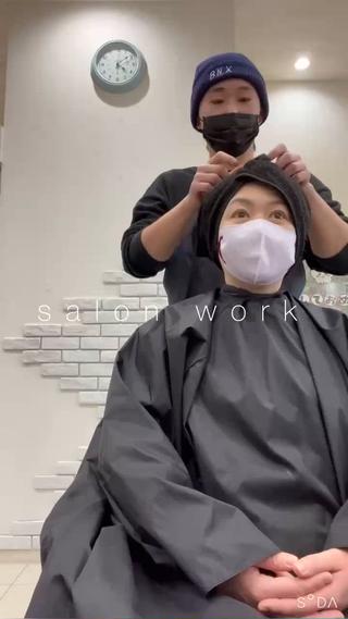 始めて白髪ぼかしをされたお客様とのサロンワーク風景になります！
白髪染めの残留を取り白髪をぼかしながら綺麗な艶のあるカラーへ導きます！ 