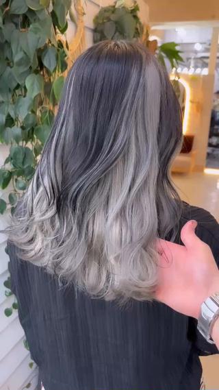 セミロング カラー 柔らかいヘアカラー 大成のヘアスタイル