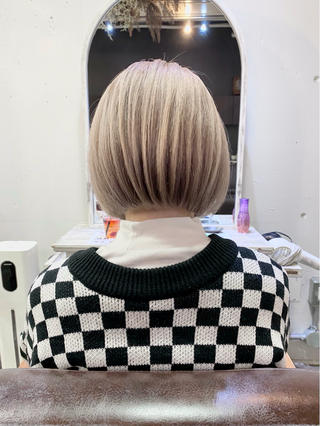 【ナチュラルハイトーンなホワイトベージュとBOB】

黄色味を抑えた上品なミルクティーベージュはどんな服装にも似合います。
髪のベース・ダメージ補修・なりたい色味・色落ち etc...
染めたてだけでなく色が落ちても綺麗になるようにオリジナルで5~6種類のカラー剤を配合してます
色落ちも綺麗なブロンドベージュになります◎

ブリーチもケア材【オラプレックス(＋￥3,000) / ナカノプレックス (＋￥2,000)】でダメージレスにサラサラなハイトーンが可能です◎

ナチュラルでオシャレな色味が得意です
ぜひ大切な髪の毛をお任せ下さい ︎ 