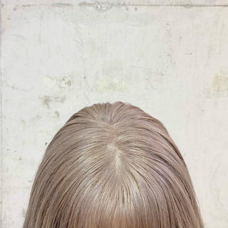 【ナチュラルハイトーンなホワイトベージュとBOB】

黄色味を抑えた上品なミルクティーベージュはどんな服装にも似合います。
髪のベース・ダメージ補修・なりたい色味・色落ち etc...
染めたてだけでなく色が落ちても綺麗になるようにオリジナルで5~6種類のカラー剤を配合してます
色落ちも綺麗なブロンドベージュになります◎

ブリーチもケア材【オラプレックス(＋￥3,000) / ナカノプレックス (＋￥2,000)】でダメージレスにサラサラなハイトーンが可能です◎

ナチュラルでオシャレな色味が得意です
ぜひ大切な髪の毛をお任せ下さい ︎ 