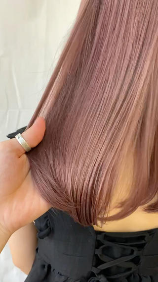 ナチュラルハイトーンなシアーピンク
ナチュラルな色味からビビットなピンクを似合わせます
色落ちも綺麗なミルクティーベージュになります◎


髪のベース・ダメージ補修・なりたい色味・色落ち etc...
様々な状態に合わせて3~6種類のカラー剤を使用しています

ブリーチもケア材【オラプレックス(＋￥2,500) / ナカノプレックス (＋￥1,000)】でダメージレスにサラサラなハイトーンが可能です◎

ナチュラルでオシャレな色味が得意です◎
【絶対に可愛くします】
ぜひ大切な髪の毛をお任せ下さい 