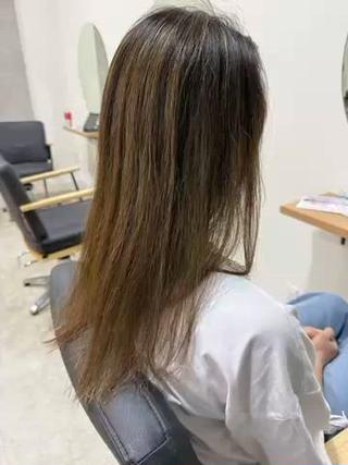 ハイライトが入っていても安心髪質改善ストレートなら、ダメージを最小限に抑えながら、うねりや広がりを自然に整えますハイライトのデザインを活かしつつ、柔らかい艶感とまとまりをプラスブリーチ毛やダメージが気になる方にもおすすめです！ 