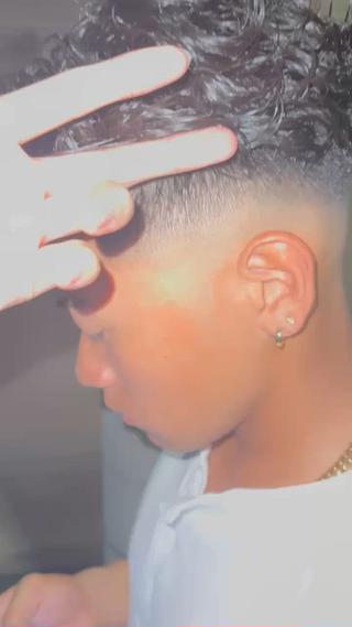 ラルフカールのフェード動画です！
今回はハイフェードになってます

パーマじゃ無くてもフェードにしたい方ご予約お待ちしてます 