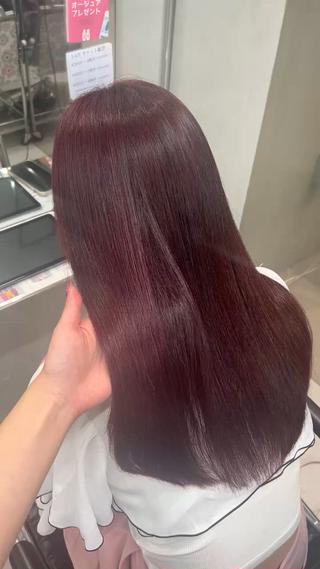 ずっと赤系のカラーをされてるのでブリーチなしでもこれぐらい明るめのレッドカラーできます
髪質改善も一緒にしているので艶髪に 