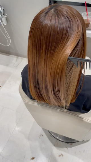 髪の毛のうねり、広がりが気になる方におすすめです
従来の縮毛矯正とは違い、ダメージをなるべく抑えて
艶さらな柔らかい仕上がりになります 