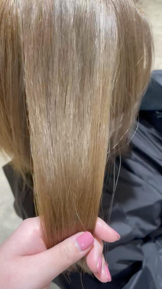 カラー ミルクティーベージュ ブリーチ🖤サヤカのヘアスタイル